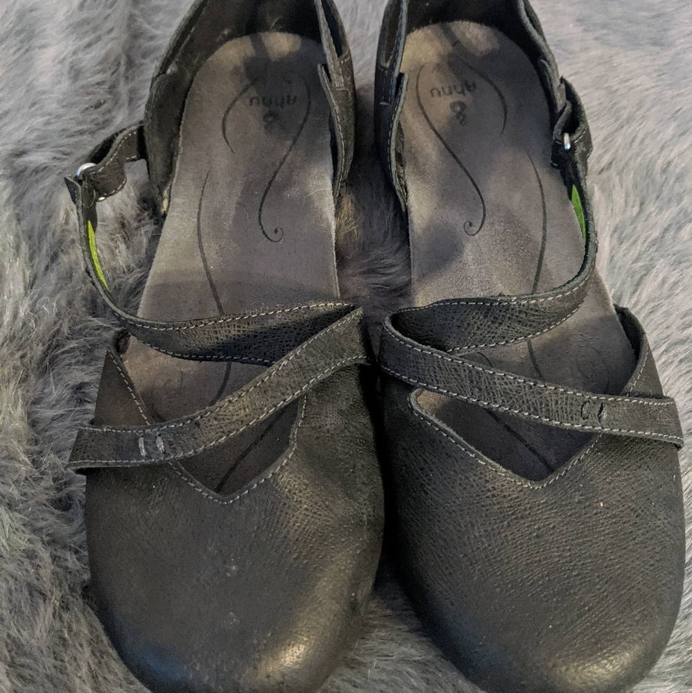 Ahnu sandal/shoe